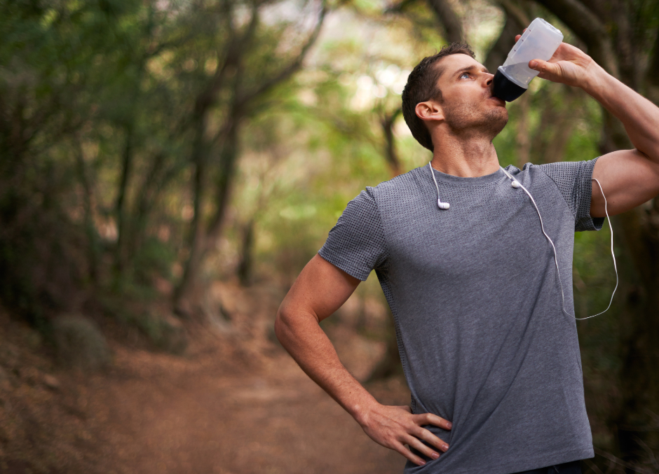 sportif boit de l'eau pour être hydraté