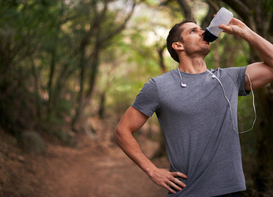 sportif boit de l'eau pour être hydraté